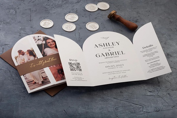 Bạn có thể đính kèm ảnh của mình trên thiệp để tăng nổi bật