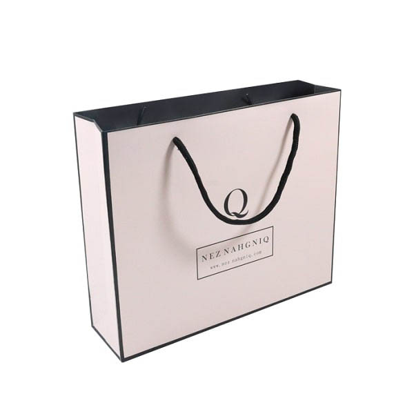 Túi giấy quần áo nền trắng viền đen in tên thương hiệu