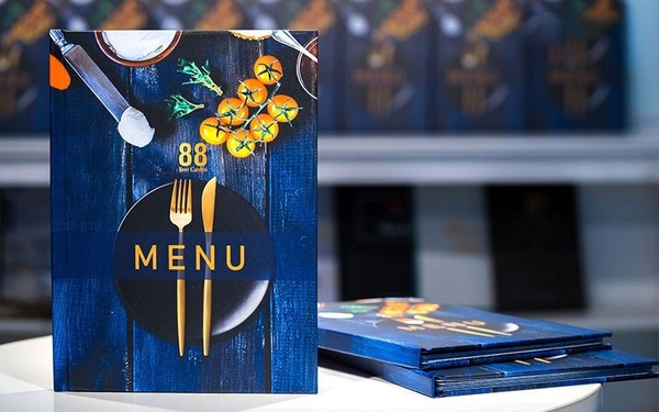 Mẫu menu nhựa nhà hàng sang trọng, sử dụng thiết kế tối giản, tinh tế