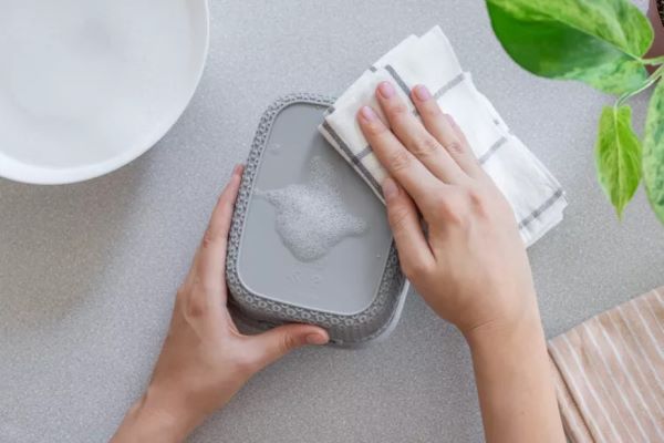 Sử dụng xà phòng và nước để bóc ra dễ dàng