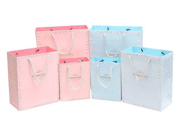 Túi giấy mỹ phẩm đẹp, nữ tính in logo ép kim