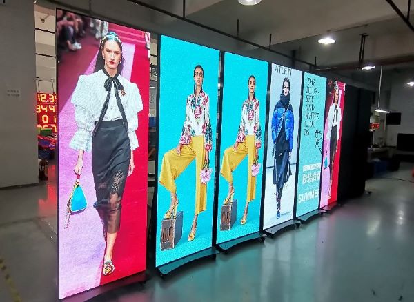 Poster quảng cáo tại trung tâm thương mại