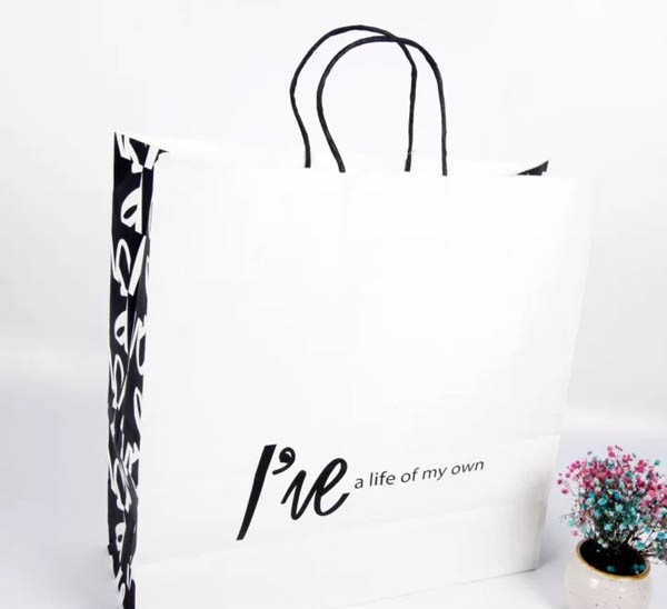 Túi giấy tone trắng đen đựng quần áo từ chất liệu kraft