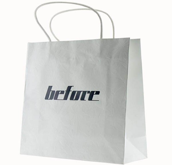 Túi kraft trắng in logo cùng họa tiết dập nổi đựng quần áo