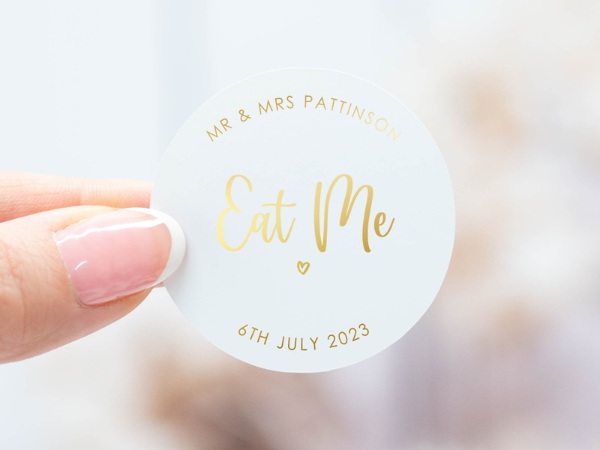 In decal nhựa có độ bền cao, màu sắc hiển thị sống động