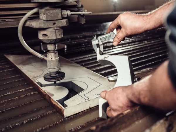 Lắp ráp dao và cân chỉnh trên máy bế