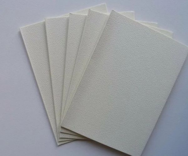 Giấy C300, C200, và C100 là các loại giấy in phổ biến trong ngành in ấn và thiết kế