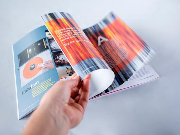 Chọn độ bóng hợp lý, tránh chọn giấy quá bóng gây chói mắt